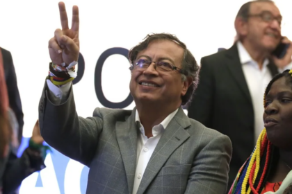 CNE confirma que campaña de Petro excedió topes de financiación
