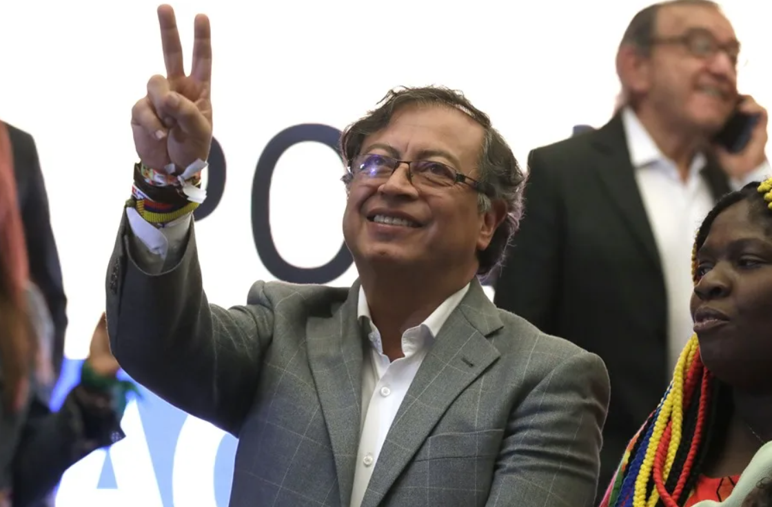 CNE confirma que campaña de Petro excedió topes de financiación