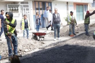 Pepe Chedraui supervisa bacheo en Bosques de Santa Anita, Puebla