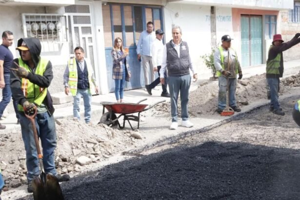 Pepe Chedraui supervisa bacheo en Bosques de Santa Anita, Puebla