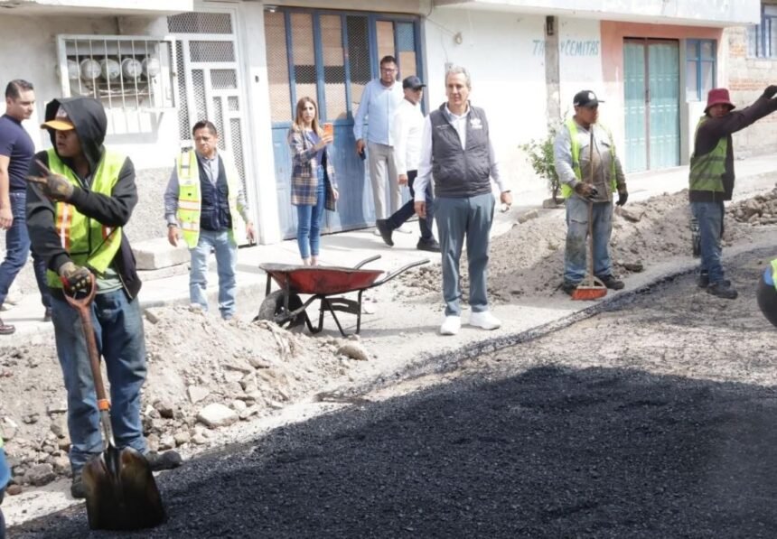 Pepe Chedraui supervisa bacheo en Bosques de Santa Anita, Puebla
