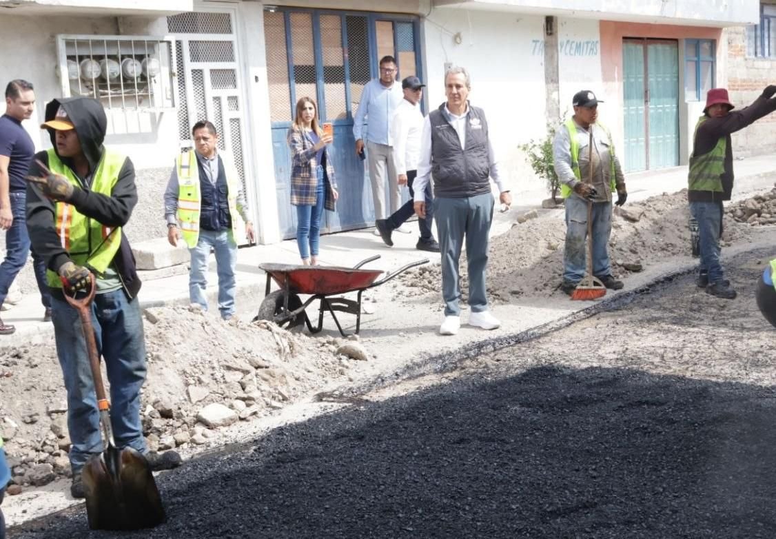 Pepe Chedraui supervisa bacheo en Bosques de Santa Anita, Puebla