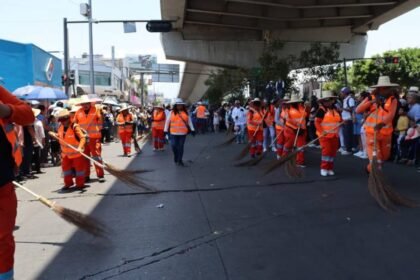 Pepe Chedraui reconoce a personal de limpieza en 5 de Mayo Puebla