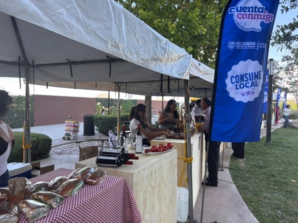 Productores locales exhiben en Consume Local de Distrito Uno