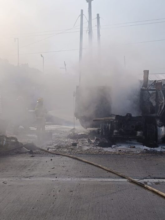 Explota pipa en carretera Cárdenas-Coatzacoalcos sin heridos