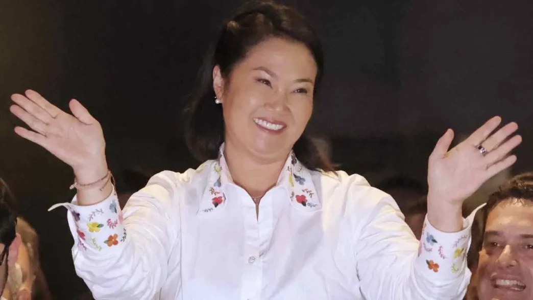 Keiko Fujimori asume la presidencia en un Perú polarizado
