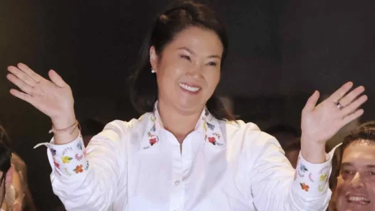 Keiko Fujimori asumirá la presidencia de un Perú polarizado